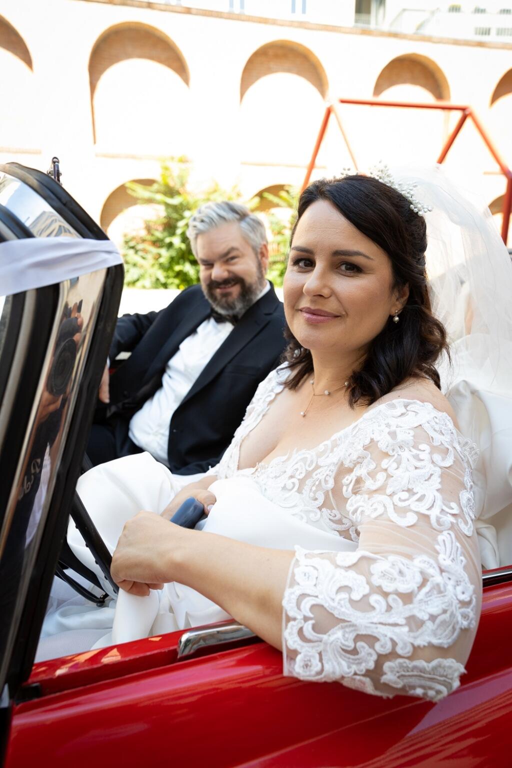 Petra ako nevesta, ktorá sa vydáva za profesora, ktorého hrá Samo Trnka.