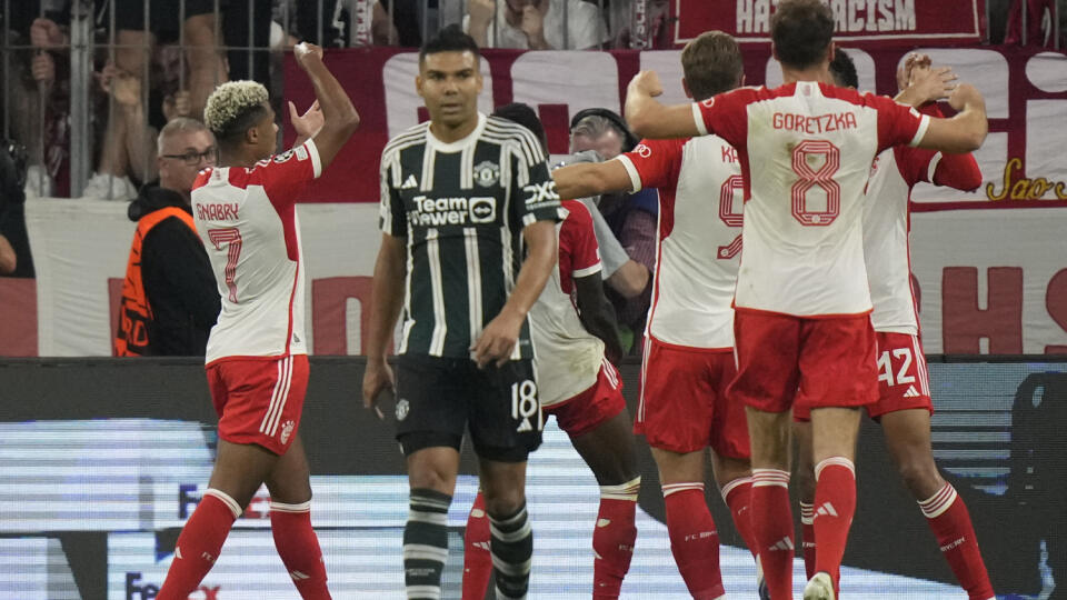EBE 51 Mníchov - Na snímke vľavo hráč BayernuSerge Gnabry oslavuje svoj gól a druhý mužstva v zápase A-skupiny 1. kola skupinovej fázy Ligy majstrov vo futbale Bayern Mníchov - Manchester United v Mníchove 20. septembra 2023. FOTO TASR/AP
Bayern's Serge Gnabry, left, celebrates after scoring his side's second goal during the Champions League group A soccer match between Bayern Munich and Manchester United at the Allianz Arena stadium in Munich, Germany, Wednesday, Sept. 20, 2023. (AP Photo/Matt