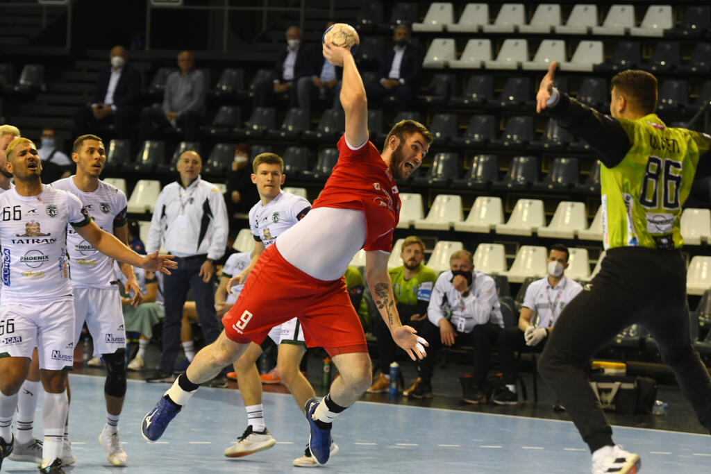 Na snímke s loptou Ivan Bystrický (MŠK Považská Bystrica), vpravo brankár Marcos Vinicios Colodeti (Tatran Prešov) v treťom zápase finále play off Niké Handball Extraligy mužov v hádzanej Tatran Prešov – MŠK Považská Bystrica.