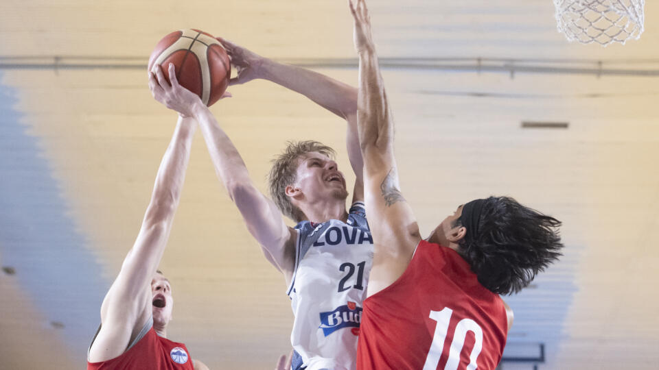 Na snímke uprostred Marek Doležaj (Slovensko) vpravo Erol Ersek a vľavo David Votsch (obaja Rakúsko) bojujú o loptu počas prípravného zápasu v basketbale mužov Slovensko - Rakúsko v Pezinku vo štvrtok 13. júla 2023. FOTO TASR - Martin Baumann
