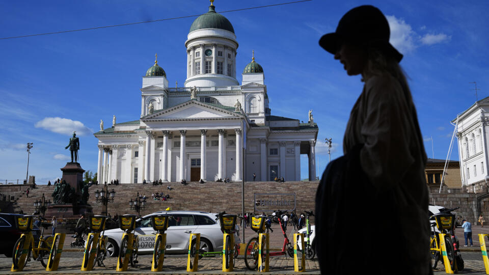WA 20 Helsinki - Žena kráča okolo katedrály v Helsinkách v pondelok 29. mája 2023. FOTO TASR/AP
A woman walks past the Helsinki Cathedral in Helsinki, Finland, Monday, May 29, 2023. (AP Photo/Pavel Golovkin)
