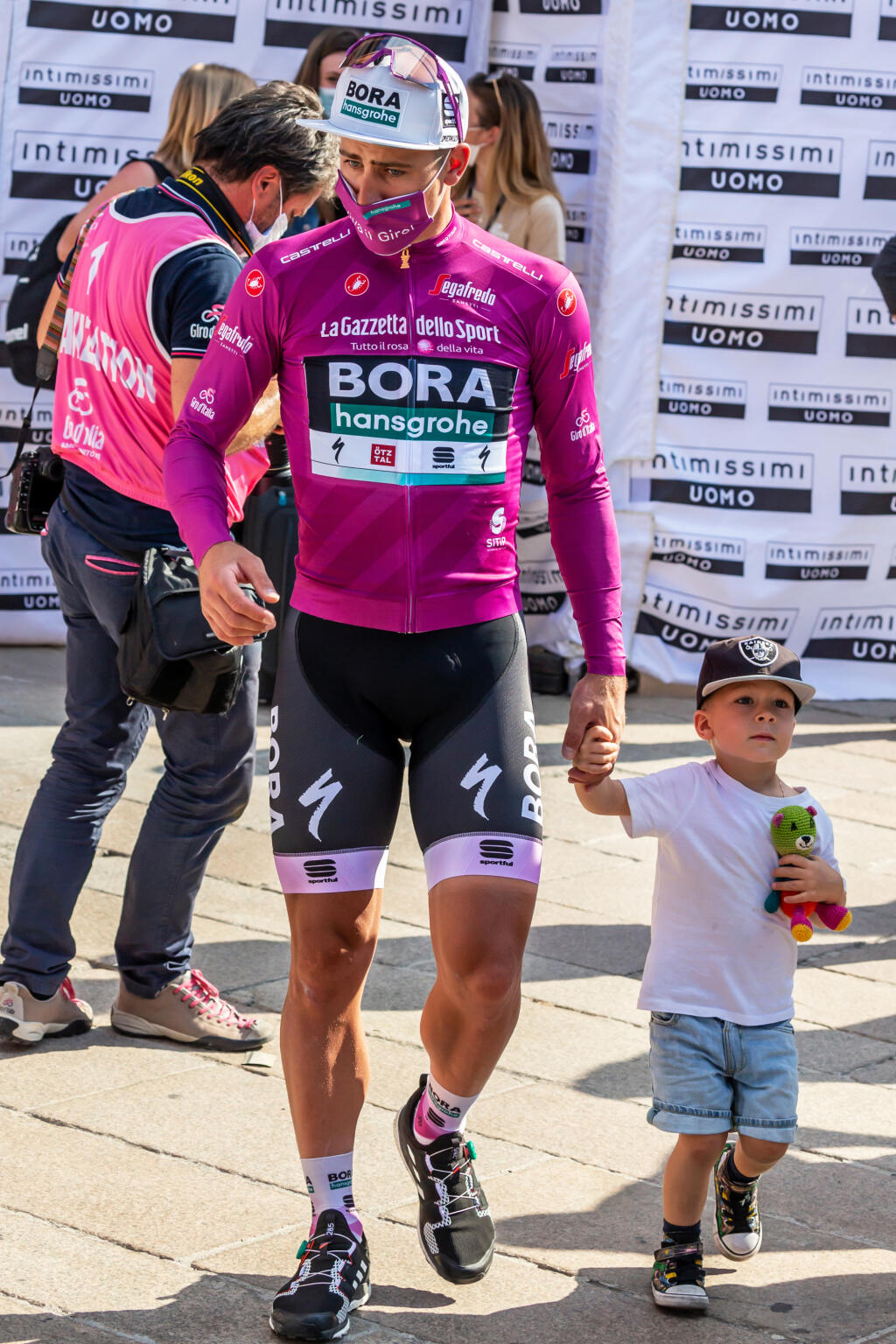 Peter Sagan oslavoval zisk cyklámenového dresu so svojím synčekom Marlonom, s ktorým sa dokonale zladil - obaja mali na sebe dres v rovnakých farbách.
