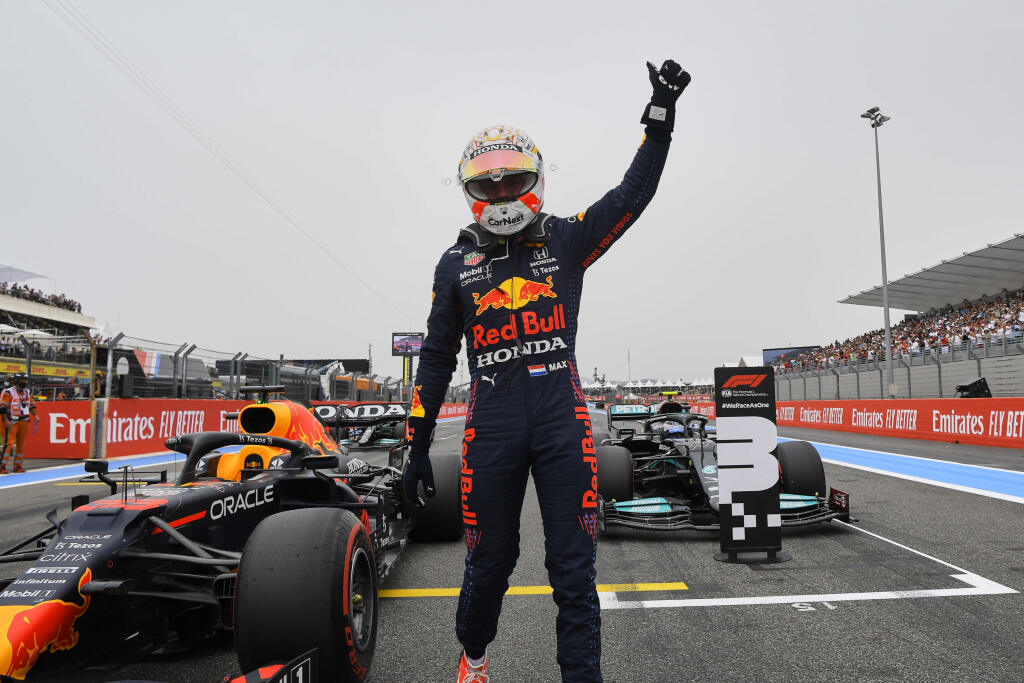 EBE 57 Le Castellet - Na snímke holandský pilot formuly 1 Max Verstappen na monoposte Red Bull oslavuje víťazstvo v kvalifikácii na nedeľnú Veľkú cenu Francúzska F1 na okruhu Le Castellet v sobotu 19. júna 201. FOT TASR/AP
Red Bull driver Max Verstappen of the Netherlands waves to the crowd after he clocked the fastest time during the qualifying session ahead of the French Formula One Grand Prix at the Paul Ricard racetrack in Le Castellet, southern France, Saturday, June 19, 2021. The Frenc