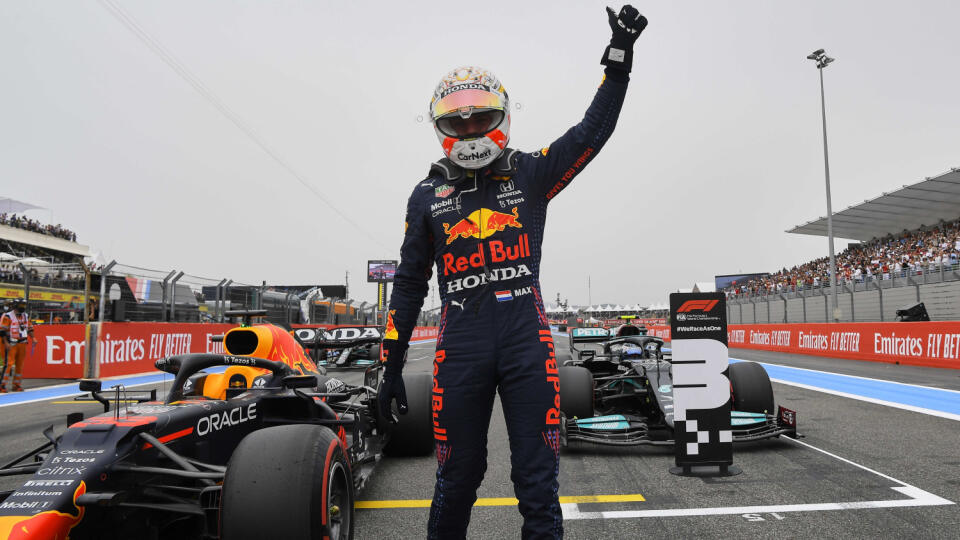 EBE 57 Le Castellet - Na snímke holandský pilot formuly 1 Max Verstappen na monoposte Red Bull oslavuje víťazstvo v kvalifikácii na nedeľnú Veľkú cenu Francúzska F1 na okruhu Le Castellet v sobotu 19. júna 201. FOT TASR/AP 
 

Red Bull driver Max Verstappen of the Netherlands waves to the crowd after he clocked the fastest time during the qualifying session ahead of the French Formula One Grand Prix at the Paul Ricard racetrack in Le Castellet, southern France, Saturday, June 19, 2021. The Frenc