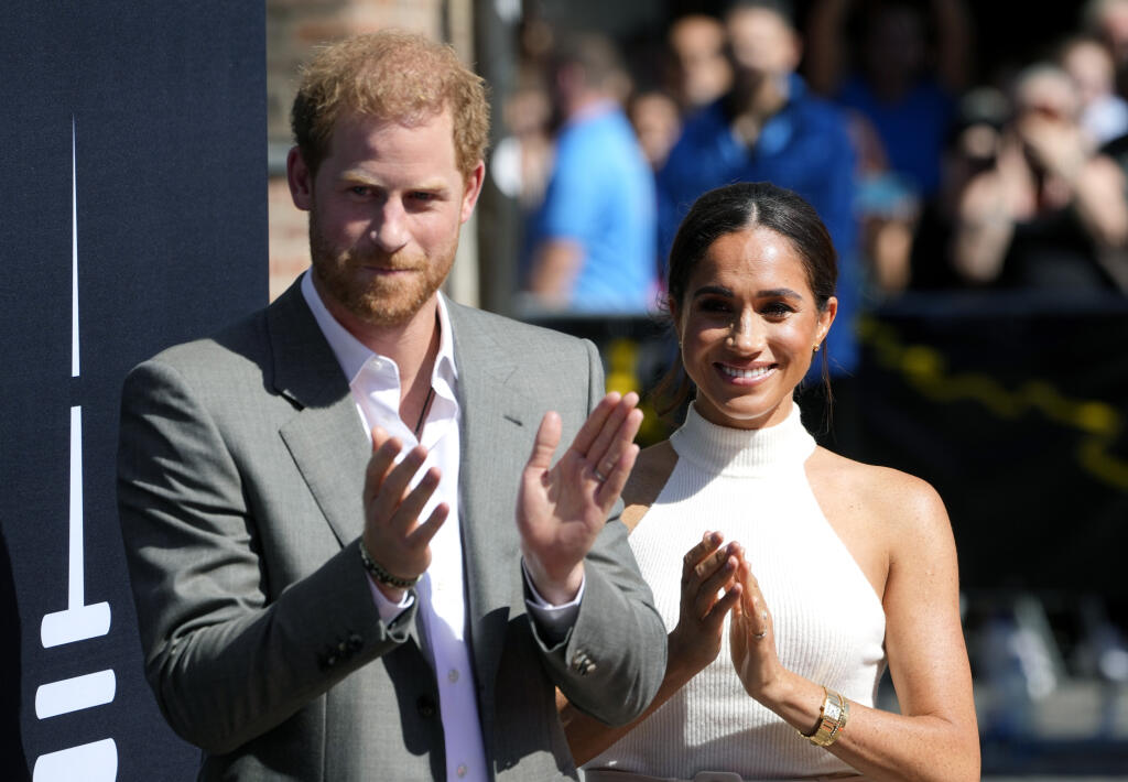 Britský princ Harry a Meghan, vojvodkyňa zo Sussexu, počas návštevy v radnici nemeckého mesta Düsseldorf.