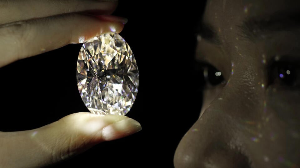 KK35 Hongkong - Na snímke modelka ukazuje 102,39 karátový bezfarebný diamant 28. septembra 2020 v aukčnom dome Sotheby´s v Londýne. Je to po prvýkrát, čo sa bude diamant takej veľkosti a hmotnosti dražiť tak, že kto ponúkne najvyššiu cenu, ten ho získa. FOTO TASR/AP
A 102.39 carat, D color, flawless diamond is displayed by a model at a Sotheby’s auction room in Hong Kong Monday, Sept. 28, 2020. It is the first time that a diamond this size and caliber will be auctioned without reservations i