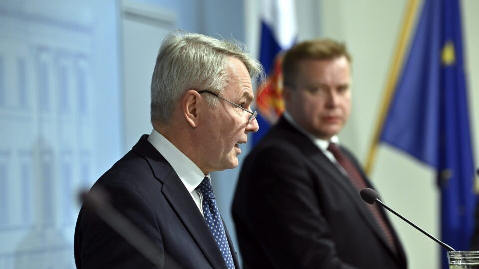 KK42 Helsinki - Zľava fínsky minister zahraničných vecí Pekka Haavisto a fínsky minister obrany Antti Kaikkonen prezentujú správu o zmenách v zahraničnej a bezpečnostnej politike Fínska po invázii Ruska na Ukrajine, 13. apríla 2022 v Helsinkách. FOTO TASR/AP
From left, Finland's Foreign Minister Pekka Haavisto and Defence Minister Antti Kaikkonen present the report on changes in the foreign and security policy environment of Finland after Russia's attack to Ukraine in Helsinki, Finland, Wednesd
