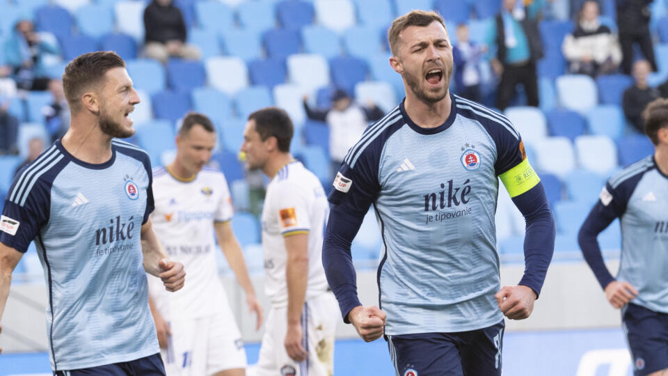 Na snímke vpravo kapitán Aleksandar Čavrič sa raduje po strelení gólu, vľavo sa teší jeho spoluhráč Kevin Wimmer (obaja Slovan)  v dohrávke 4. kola futbalovej Niké ligy ŠK Slovan Bratislava – MFK Zemplín Michalovce v Bratislave v stredu  1. novembra 2023. FOTO TASR - Pavel Neubauer
















