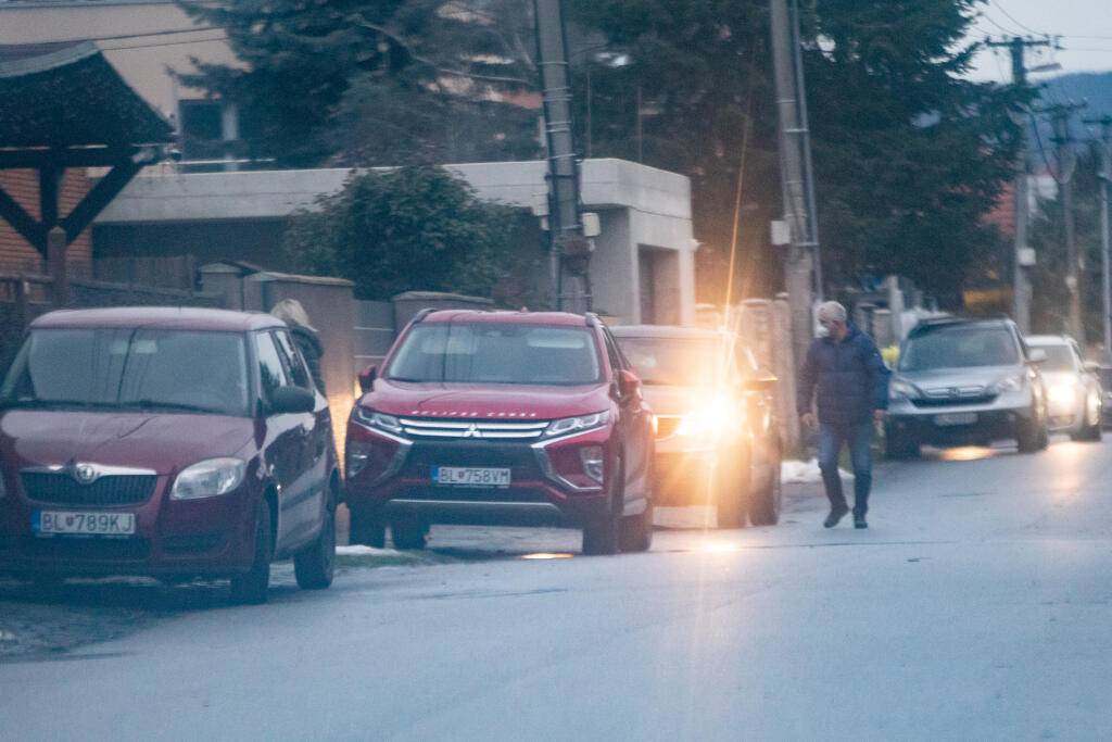Paparazzi foto pred domom Moniky Beňovej.