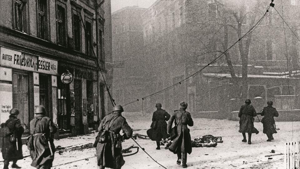 Odtrpeli si svoje: Koncom januára 1945 Gleiwitz ako prvé väčšie nemecké mesto dobyté sovietskymi vojskami sa stalo obeťou ďalšieho násilia.