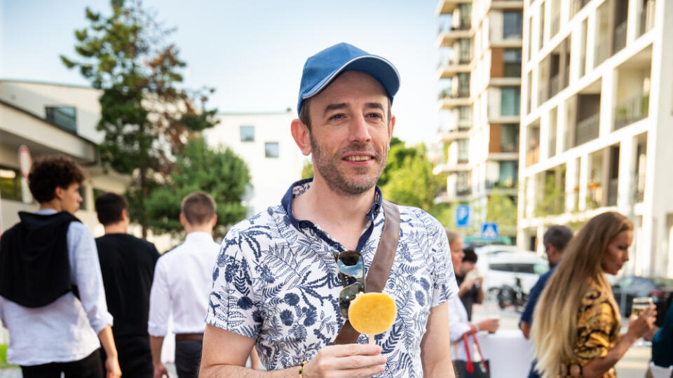 Nočná mora módnej polície: Csongiho luxusné crocsy však nestáli málo.