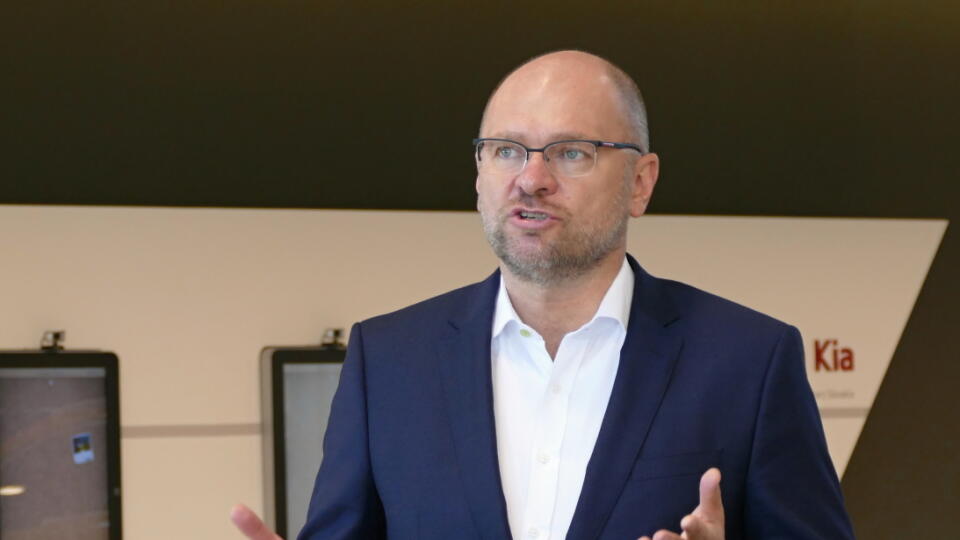 Na snímke podpredseda vlády SR a minister hospodárstva Richard Sulík počas brífingu po rokovaní v spoločnosti KIA Motors Slovakia na tému vodíkové technológie 7. júla 2020 v Tepličke nad Váhom. FOTO TASR - Erika Ďurčová