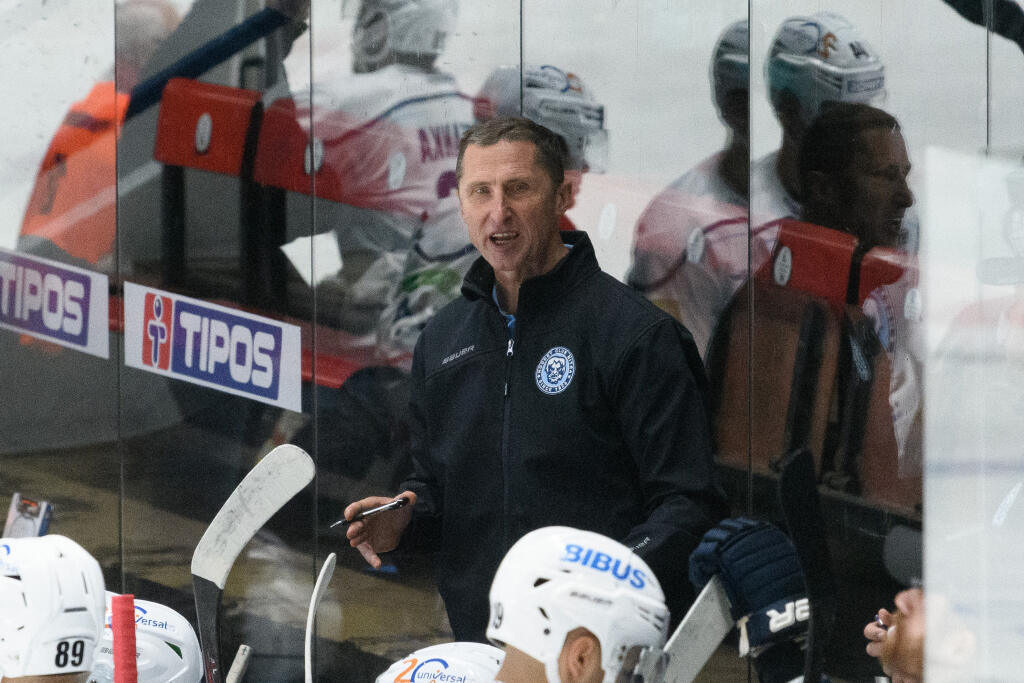 Na snímke tréner HK Nitra Antonín Stavjaňa v zápase 1. kola hokejovej Tipos extraligy medzi HK Nitra a HC Košice 24. septembra 2021 v Nitre. FOTO TASR - Henrich Mišovič