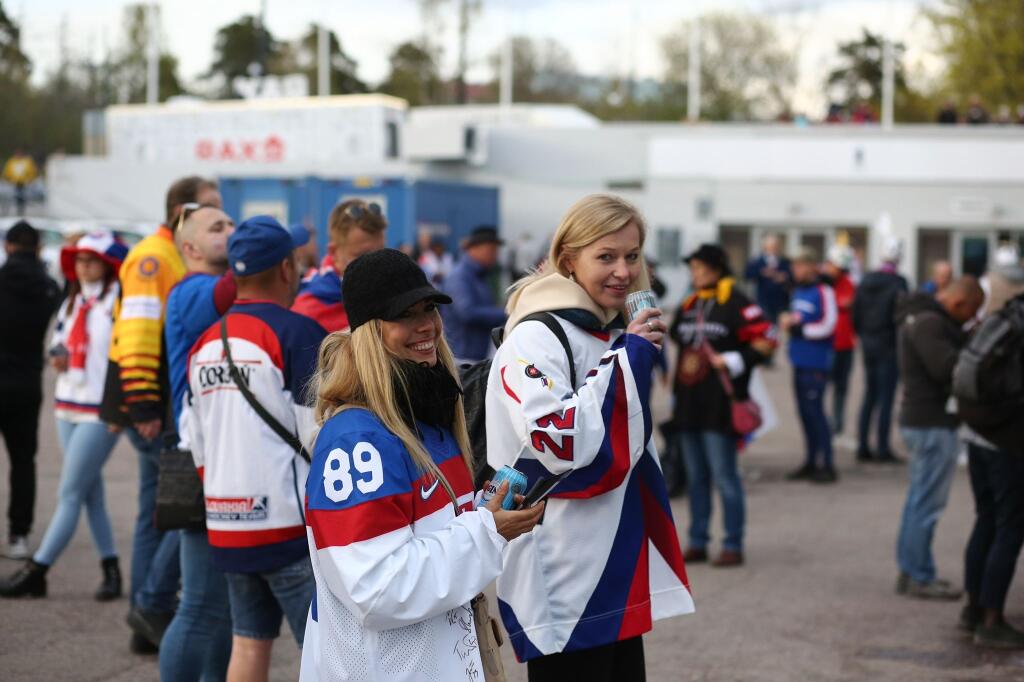 Slovenskí fanúšikovia sa aj pred zápasom proti Nemecku výborne bavili v okolí haly.