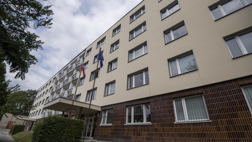 Na snímke budova, v ktorej sídli Okresný súd Bratislava IV na Saratovskej ulici vo štvrtok 6. augusta 2020. FOTO TASR - Jaroslav Novák