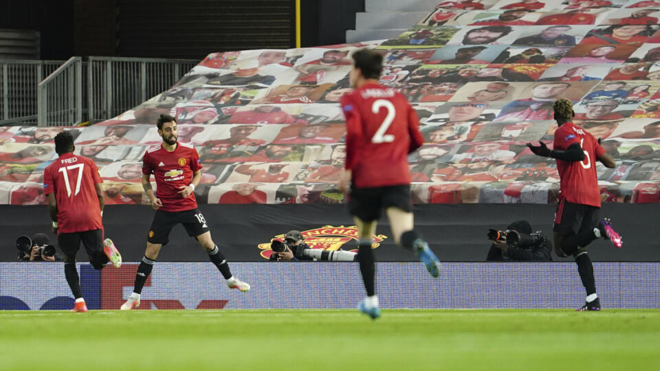 JB 36 Manchester - Hráč Manchesteru United Bruno Fernandes (druhý zľava) oslavuje so spoluhráčmi úvodný gól do bránky AS Rím v zápase semifinále Európskej ligy Manchester United - AS Rím v Manchesteri 29. apríla 2021. FOTO TASR/AP
Manchester United's Bruno Fernandes, second left, celebrates with teammates after scoring his side's opening goal during the Europa League semi final, first leg soccer match between Manchester United and Roma at Old Trafford in Manchester, England, Thursday, April 2