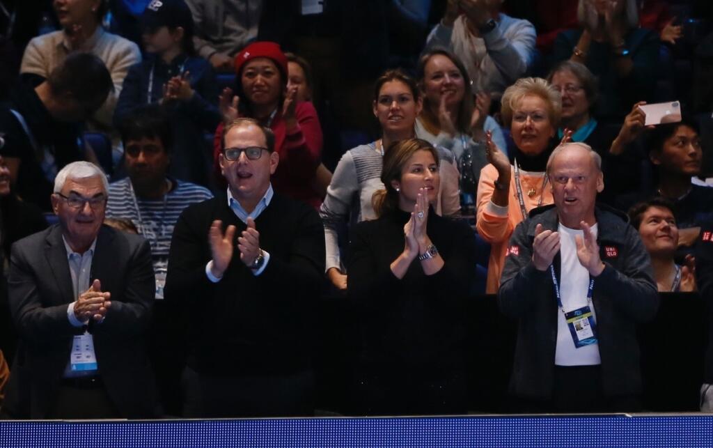 Na poslednom zápase – počas semifinále, v ktorom Federera vyradil Grék Tsitsipas – pani Federerová všetko dobehla a prítomným fanúšikom aj fotografom vyrazila svojím outfitom dych. Pozrite si ho v GALÉRII.