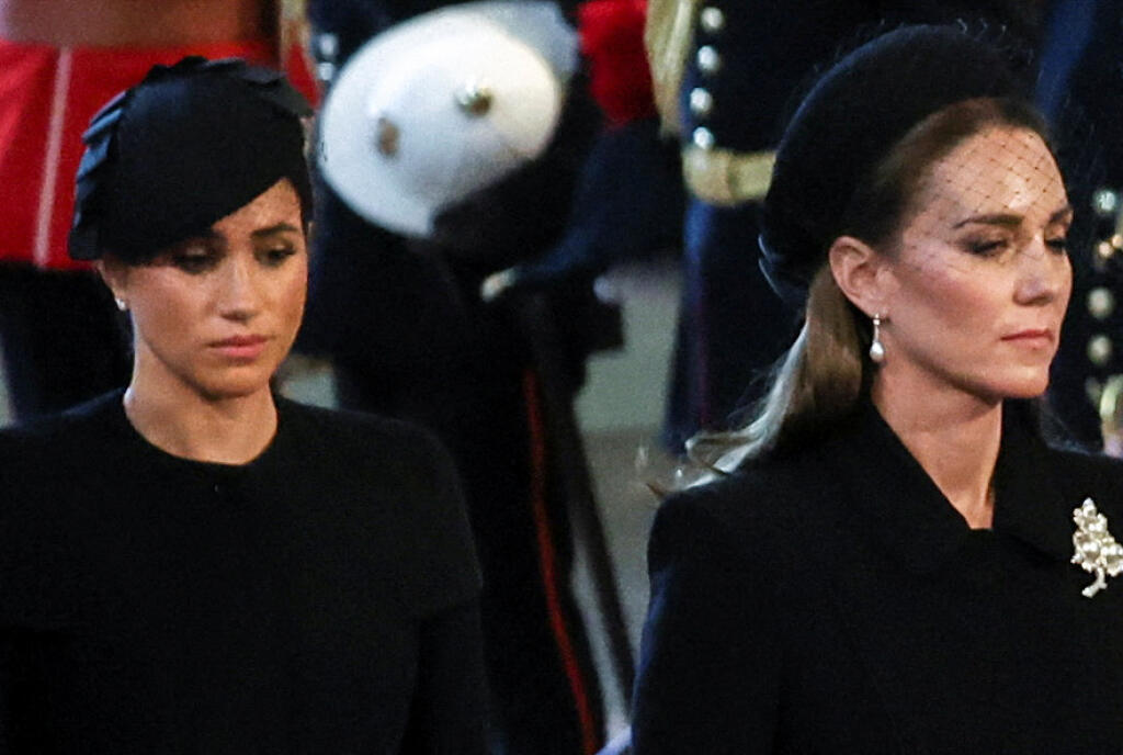 Na snímke je zachytená smútiaca princezná Kate a tiež Meghan Markle.