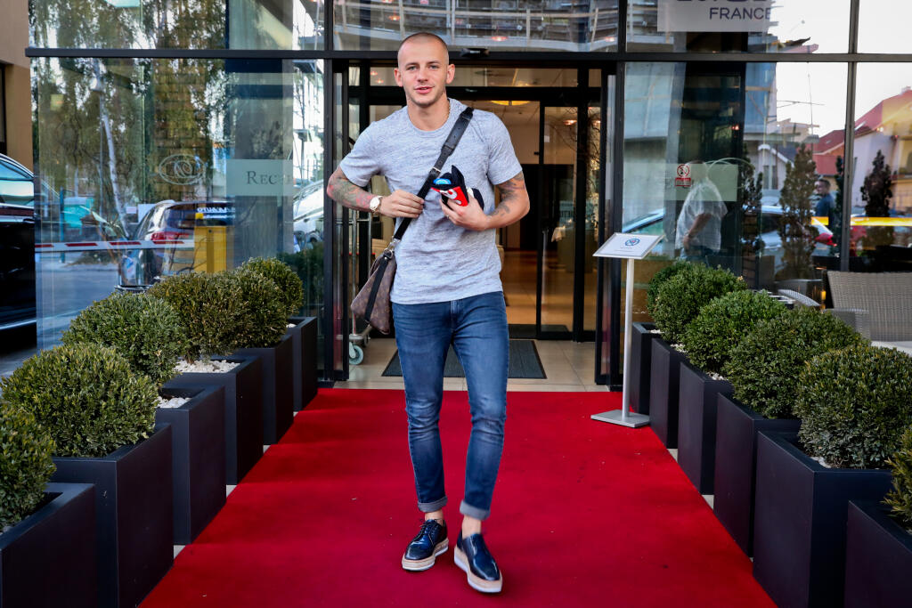 Vladimír Weiss - Slovenský futbalista má už dlhé roky nálepku problémového hráča. Po jeho predošlých škandáloch sa tento rok ocitol v centre pozornosti hneď dvakrát. Najskôr bol medzi sedmičkou futbalistov, ktorí si po zápase Slovenska s Českom v Lige národov vyšli v noci do ulíc, čo viedlo ku koncu trénera Jána Kozáka na lavičke reprezentácie. Po ďalšom reprezentačnom zraze, kedy už Kozáka vymenil na lavičke Pavel Hapal, nečakane oznámil koniec v reprezentácii, dokým bude na lavičke práve nástupca Jána Kozáka. Weissovi sa totiž nepáčilo, že mu Hapal nedal v zápasoch s Ukrajinou a Českom šancu a nechal ho sedieť iba na lavičke. Z nej v závere duelu s Českom odišiel. „Osobne si myslím, že v reprezentácii som nepovedal posledne slovo, no pod trénerom Hapalom hrať nebudem, kedže z jeho strany nepociťujem žiadnu dôveru a rešpekt voči mne," povedal Weiss v exkluzívnom rozhovore pre Šport24.sk. Kedy ho teda opäť uvidíme v národnom tíme je otázne, no pod trénerom Hapalom to podľa jeho slov nebude.