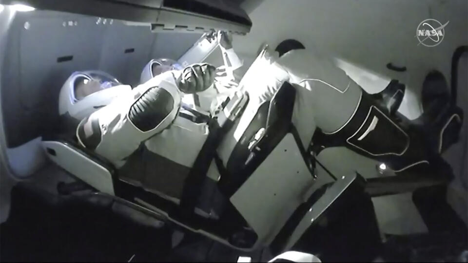 Na videosnímke NASA astronauti Doug Hurley (vľavo) a Robert Behnken vo vesmírnej lodi Crew Dragon americkej súkromej spoločnosti SpaceX počas pripájania k Medzinárodnej vesmírnej stanici (ISS) 31. mája 2020.