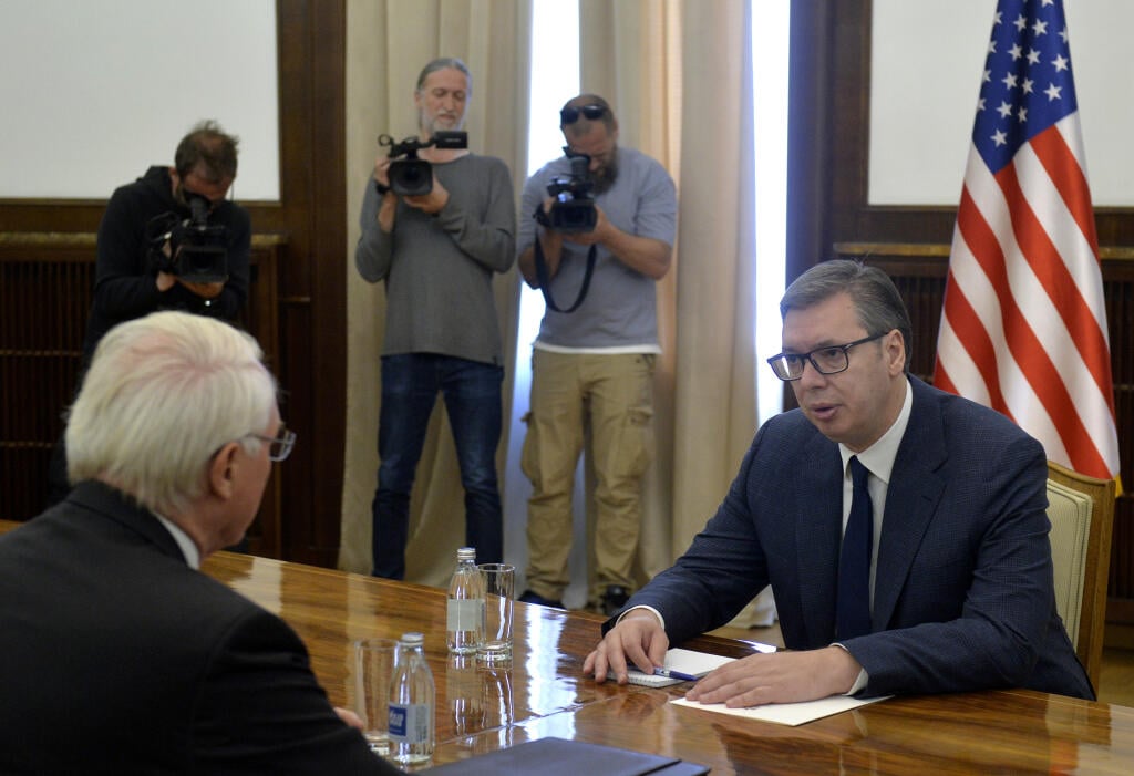 WA 15 Belehrad - Srbský prezident Aleksandar Vučič (vpravo) a americký veľvyslanec v Srbsku Christopher Hill počas stretnutia v Belehrade v pondelok 23. mája 2022. FOTO TASR/TAnjug-Rade Prelič  

Beograd, 23. maja 2022 - Predsednik Republike Srbije Aleksandar Vucic sastao se sa ambasadorom Sjedinjenih Americkih Drzava u Srbiji Kristoferom Hilom. FOTO TANJUG/ RADE PRELIC/ bs