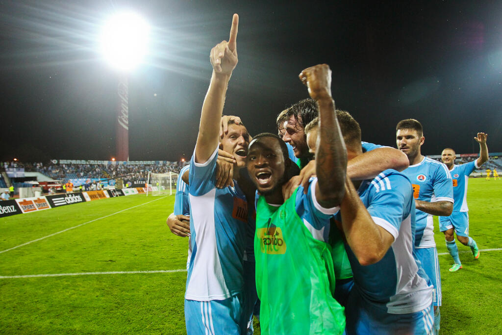 Na snimke Karol Meszaros (Slovan) oslavuje so spoluhracmi svoj gol pocas prveho zapasu tretieho predkola UEFA Ligy Majstrov medzi SK Slovan Bratislava a FC Sheriff Tiraspol.