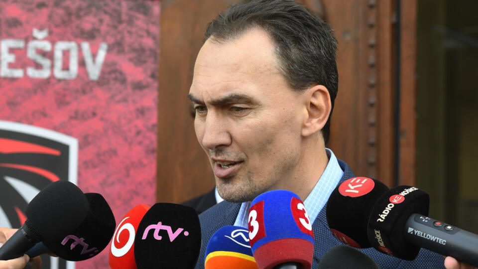 Tlačová konferencia nového hokejového extraligového klubu HC 21 Prešov pred mestským úradom v Prešove. Novovzniknutý hokejový klub HC 21 Prešov nahradí v Tipos extralige Detvu. Na snímke prezident SZĽH Miroslav Šatan, vľavo v pozadí primátorka mesta Prešov Andrea Turčanová. Prešov 17. júna 2021 FOTO TASR – Milan Kapusta