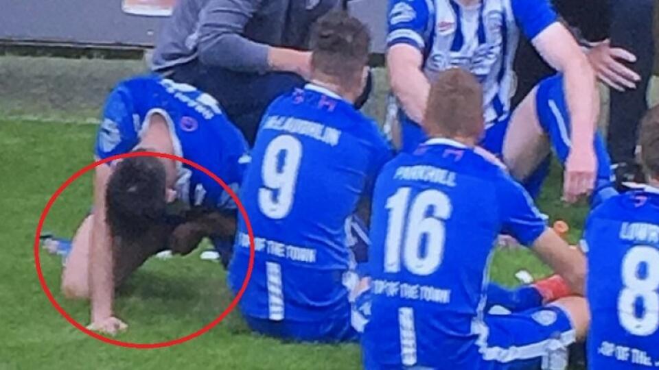 Eoin Bradley sa vymočil na ihrisku.