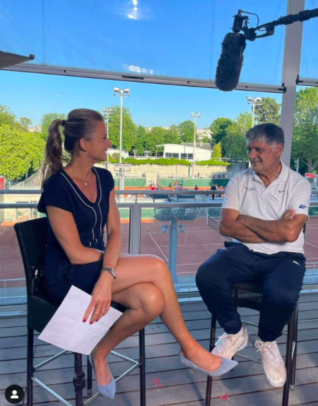 Daniela pravidelne chodí do terénu na prestížne tenisové turnaje, ale aj moderuje priamo zo štúdia.
