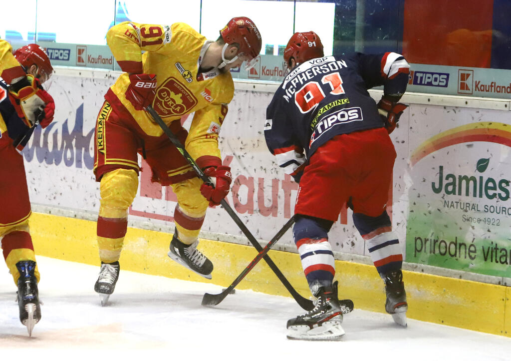 Na snímke zľava Lukáš Paukovček(Trenčín) a Allan McPherson (Zvolen) v zápase 43. kola Tipos extraligy v hokeji HKM Zvolen – Dukla Trenčín vo Zvolene 28. februára 2021. FOTO TASR - Ján Krošlák