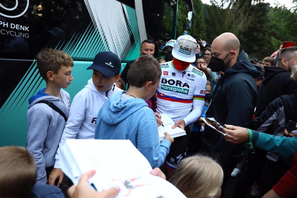 Peter Sagan urobil radosť fanúšikom podpismi a fotografiami