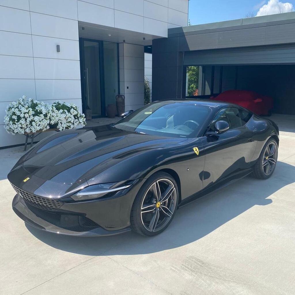 Marek Hamšík má doma nové Ferrari. Model Roma sa predáva za približne 200-tisíc eur.