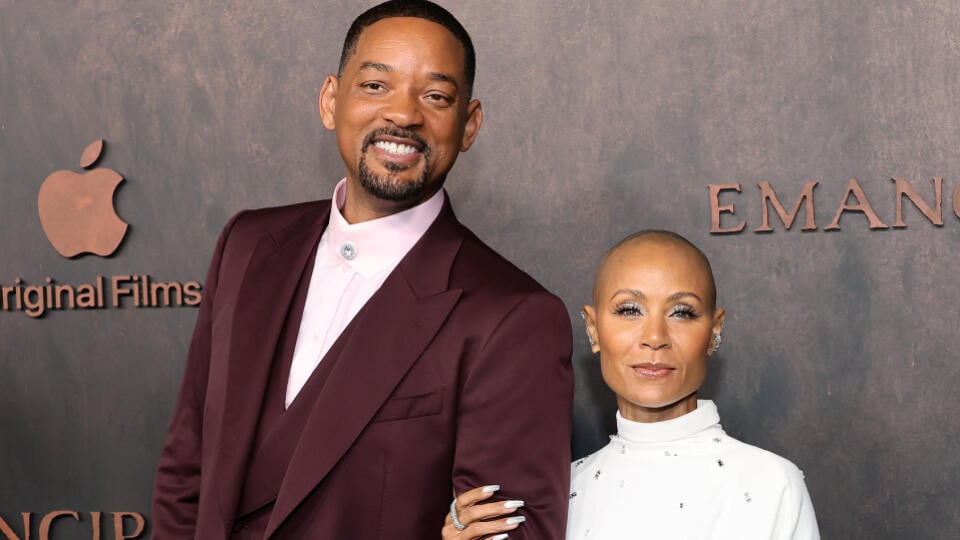 Will Smith s manželkou Jadou. Takto sa tvárili v novembri 2022, keď svet ani len netušil, ako to medzi nimi je.