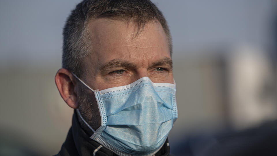 Na snímke predseda vlády SR Peter Pellegrini počas kontroly na hranici Slovenska a Rakúska pri Kitsee v súvislosti so šírením nákazy vírusom COVID-19. Bratislava, 14. marca 2020. FOTO TASR - Michal Svítok