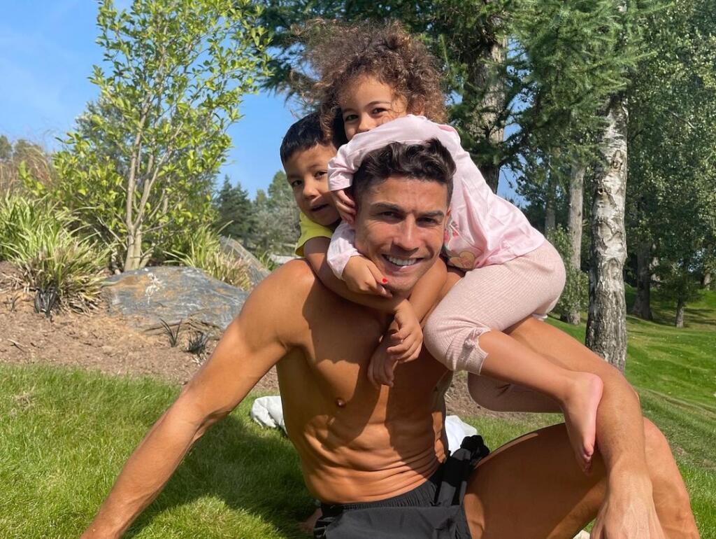 Ronaldo sa na tomto mieste po prestupe do Manchestru ohrial len niekoľko dní. Po nich si musel nájsť nové bývanie, lebo sa kvôli ovciam nemohol vyspať.