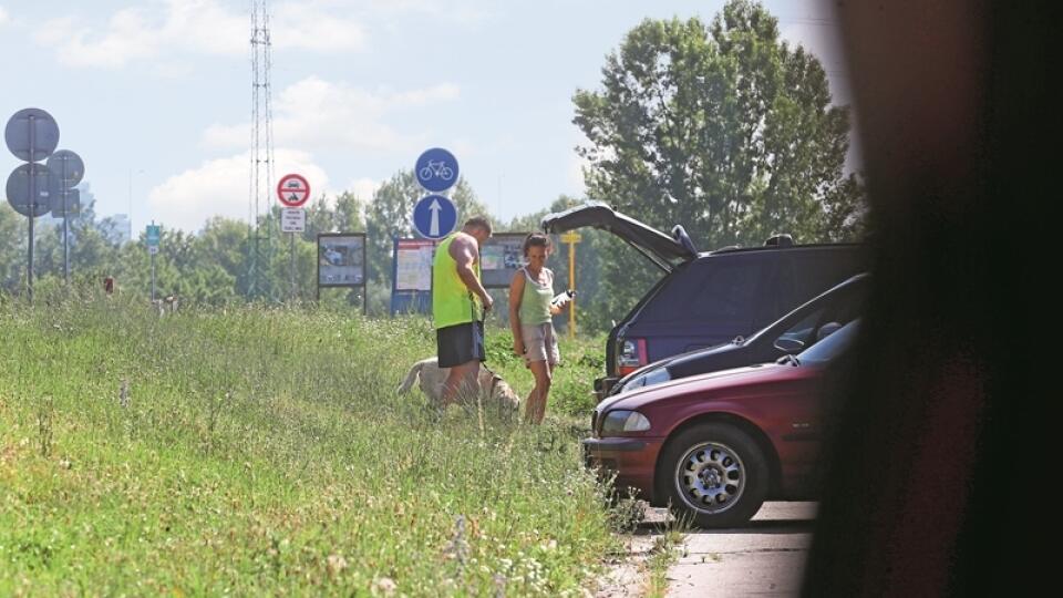 Pravidelný rituál: V pracovných dňoch Fica na hrádzi sprevádzajú ochrankári.