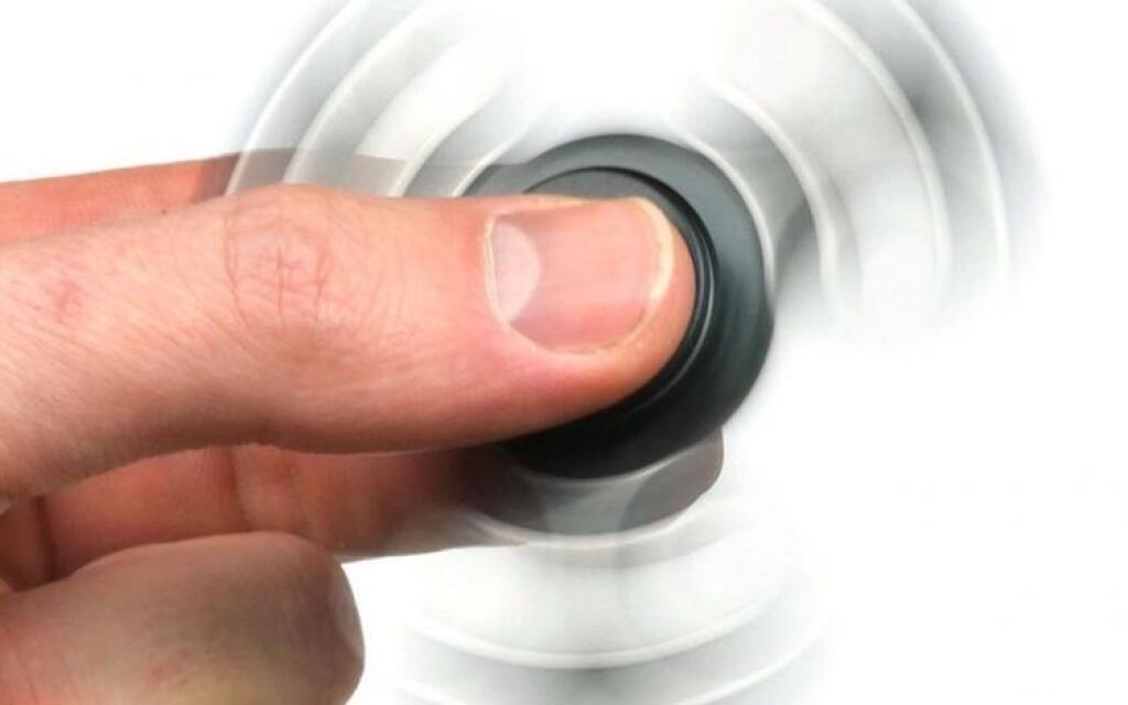 Čo je to ten fidget spinner a prečo je zrazu všade
