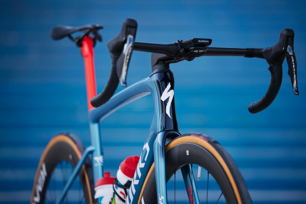Saganov nový bicykel má bledomodrý rám s malými červenými doplnkami a okrem názvu a loga stajne ho zdobí aj meno Žilinčana s citátom „Nikdy nezlyháš, kým sa neprestaneš snažiť.“