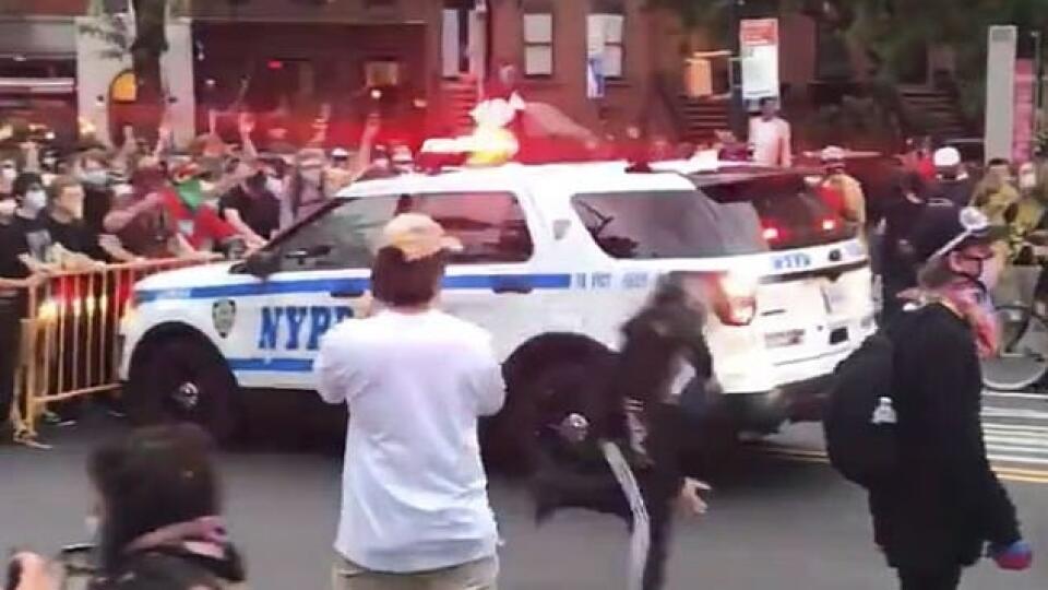 Dve policajné autá podľa videí na sociálnych sieťach takmer narazili do skupiny protestujúcich v Brooklyne. Vozidlá obkľúčili demonštranti, pričom jedno sa snažilo raziť si cestu aj cez dav ľudí.