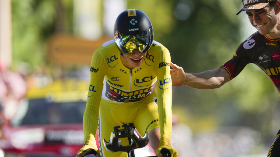 EBE 51 Rocamadour - Na snímke dánsky cyklista Jonas Vingegaard v žltom drese vedúceho pretekára v celkovom priebežnom poradí v cielu 20. etapy, časovky na 40,7 km medzinárodných pretekov Tour de France z Lacapelle-Marival do obce Rocamadour v sobotu 23. júla 2022. FOTO TASR/AP
Denmark's Jonas Vingegaard, wearing the overall leader's yellow jersey, is congratulated by teammate and stage winner Belgium's Wout Van Aert, right, during the twentieth stage of the Tour de France cycling race, an indiv