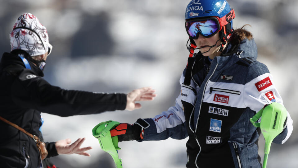 JB 49 Cortina d'Ampezzo - Slovenská lyžiarka Petra Vlhová počúva svojho trénera Livia Magoniho pred 2. kolom slalomu žien na majstrovstvách sveta v alpskom lyžovaní v talianskom stredisku Cortina d'Ampezzo 20. februára 2021. Vlhová získala striebro v slalome na majstrovstvách sveta. V sobotnej súťaži v Cortine d'Ampezzo zaostala o sekundu za víťaznou Rakúšankou Katharinou Liensbergerovou. FOTO TASR/AP

Slovakia's Petra Vlhova listens to her coach Livio Magoni prior to the second run of the women