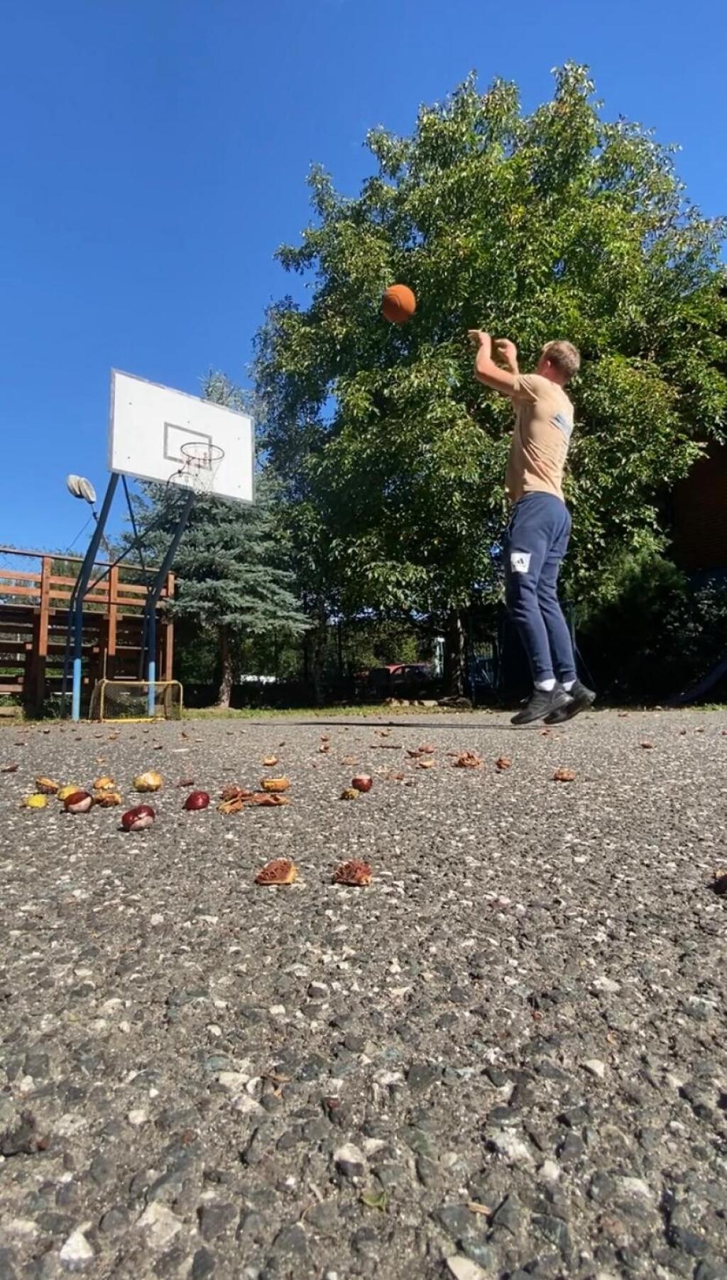 Baláž si rád zahrá aj basketbal.