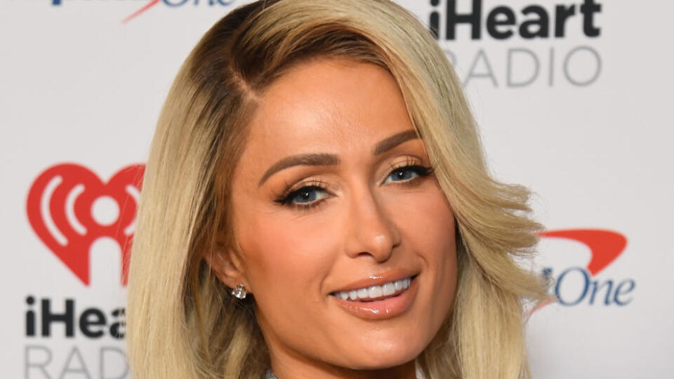 Paris Hilton v striebornom outfite predviedla dokonalé krivky.