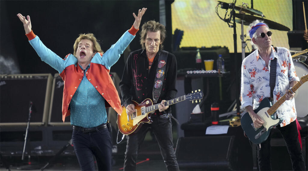 PK 39 Berlín - Na snímke zľava Mick Jagger, Ronnie Wood a Keith Richards z kapely The Rolling Stones vystupujú počas posledného koncertu európskeho turné Sixty v Berlíne 3. augusta 2022. FOTO TASR/AP
Mick Jagger, left, Ronnie Wood, center, and Keith Richards, right, of the band 'The Rolling Stones' perform onstage during the last concert of their 'Sixty' European tour in Berlin, Germany, Wednesday, Aug. 3, 2022. (AP Photo/Michael Sohn)