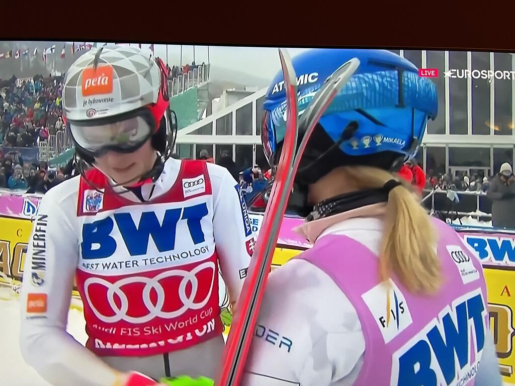 Najskôr utešovala našu Petru Vlhovú, ktorá skončila druhá.