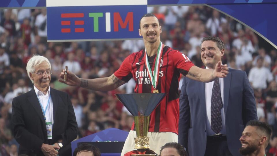 PK 103 Reggio Emilia - Futbalista AC Miláno Zlatan Ibrahimovič (uprostred) oslavuje s trofejou po zisku titulu talianskej Serie A po zápase záverečného 38. kola US Sassuolo Calcio - AC Miláno v Reggio Emilia v nedeľu 22. mája 2022. Futbalisti AC Miláno zdolali na pôde Sassuola hladko 3:0 a udržali si na čele tabuľky dvojbodový náskok pred mestským rivalom Interom. FOTO TASR/AP

AC Milan's Zlatan Ibrahimovic celebrate after winning a Serie A soccer match between AC Milan and Sassuolo, in Reggio E