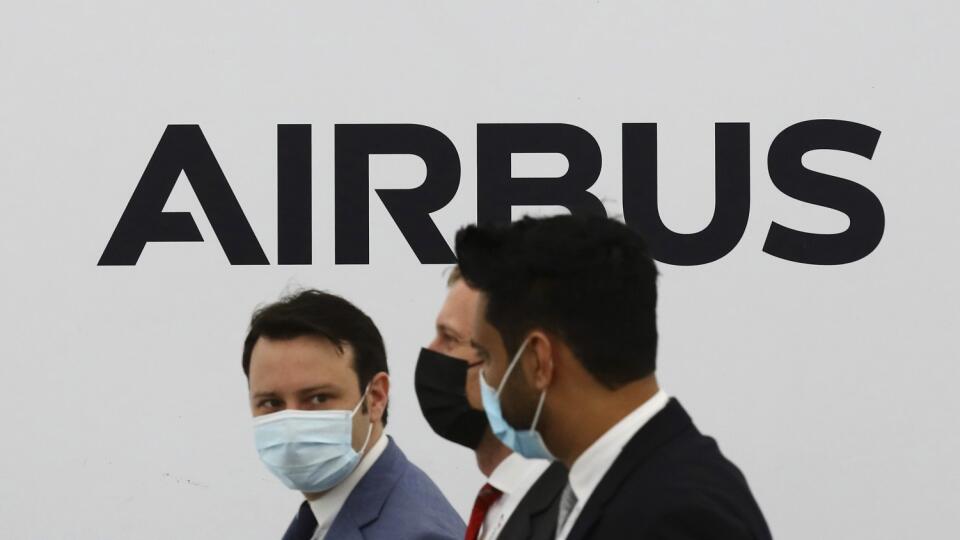 PK 26 Singapur - Návštevníci leteckej šou prechádzajú okolo loga spoločnosti Airbus v exhibičnom centre Changi v Singapure v utorok 15. februára 2022. Airbus zaznamenal v roku 2021 rekordné zisky po dvoch rokoch strát v dôsledku pandémie ochorenia COVID-19, ktorá viedla k obmedzeniam v cestovaní. FOTO TASR/AP
Visitors wearing protective mask walk past the Airbus logo during the Singapore Airshow 2022 at Changi Exhibition Centre in Singapore, Tuesday, Feb. 15, 2022. (AP Photo/Suhaimi Abdullah)