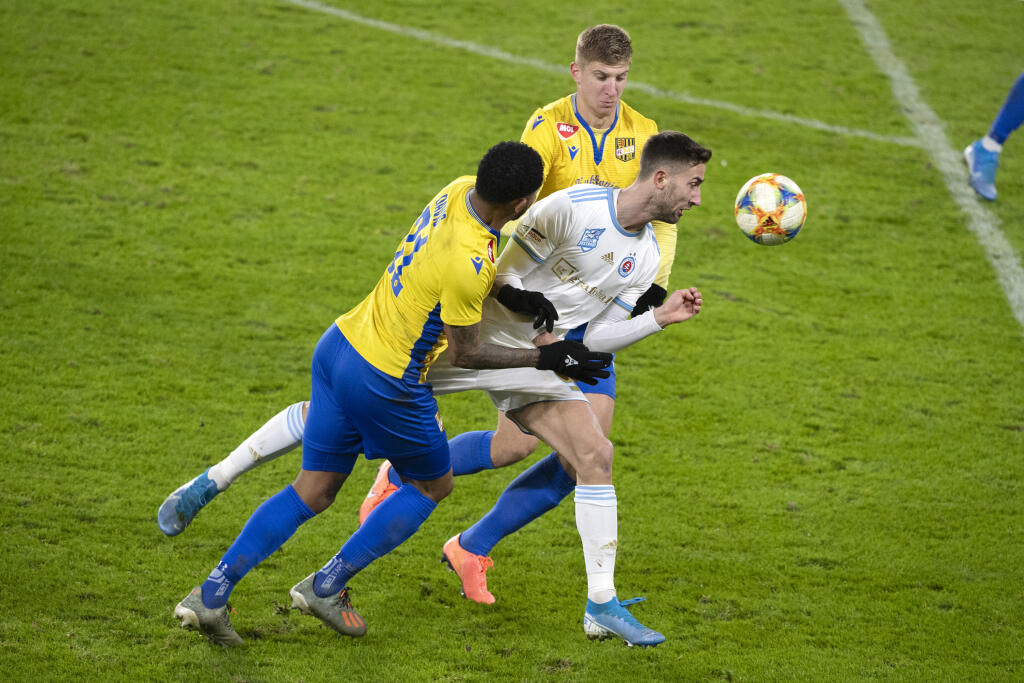 Na snímke uprostredAndraž Šporar (Slovan), vľavo Eric Davis a v pozadí Danylo Bekorovajnyj (obaja DAC) v zápase 18. kola Fortuna ligy vo futbale ŠK Slovan Bratislava - FC DAC 1904 Dunajská Streda 7. decembra 2019 v Bratislave. FOTO TASR - Pavel Neubauer