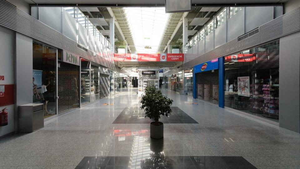 Prázdne nákupné centrum počas epidémie koronavírusu
