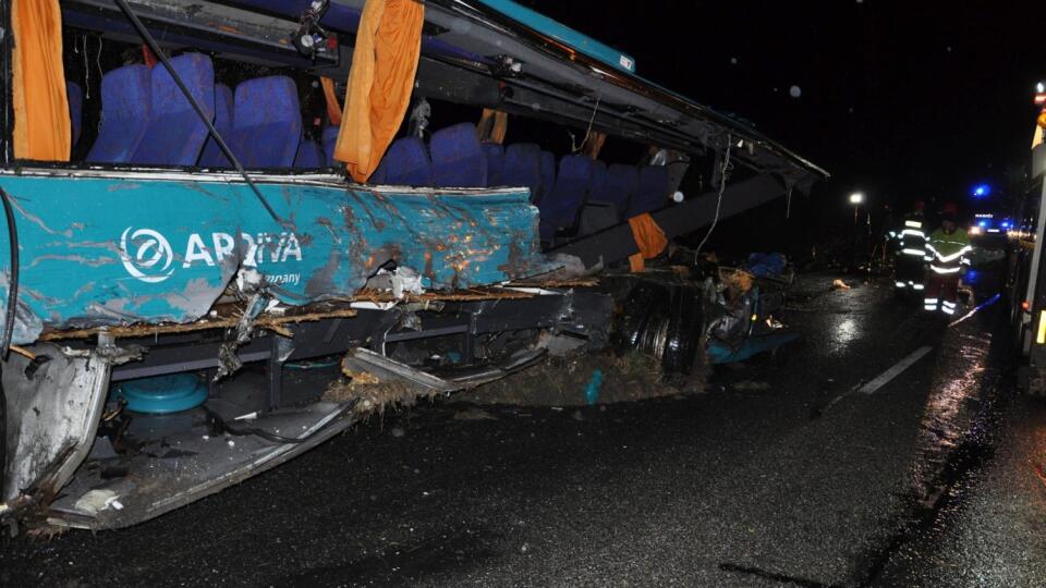 Tragická nehoda pri Nitre, autobusu s nákladným autom.